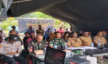 Bersama Masyarakat Dandim 1710/Mimika Ikuti Peresmian Penggunaan Fasilitas Air Bersih Program TNI AD