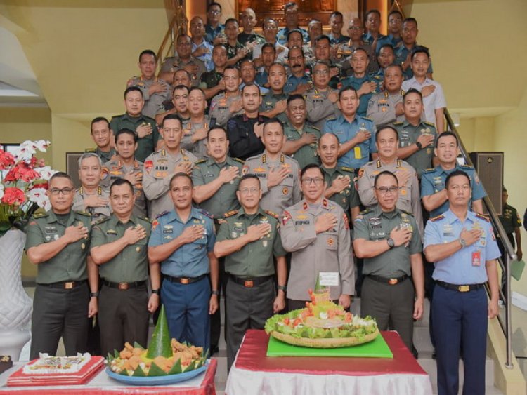 Komandan Lantamal IX Bersama Staf Datangi Polda Maluku dan Jajaran Berikan Ucapan Selamat HUT Bhayangkara Ke-77