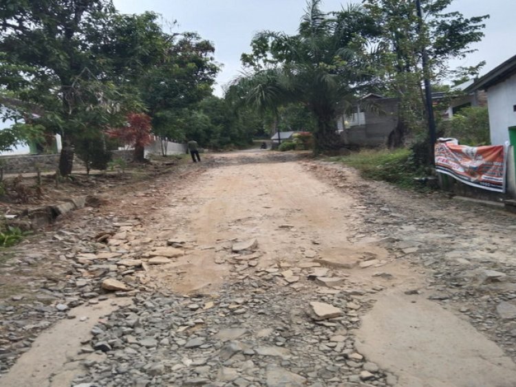 Jalan Desa Ciseureuheun Penghubung Tiga Desa Perlu Perhatian Pemkab Pandeglang