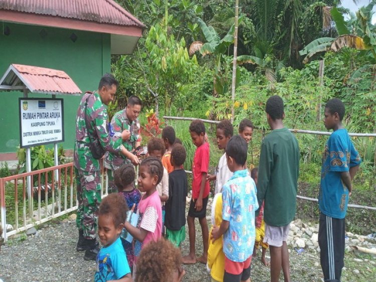 Motivasi Semangat Belajar, Babinsa Koramil 1710-07/Mapurujaya Bagikan Buku Tulis Gratis Kepada Anak-Anak 