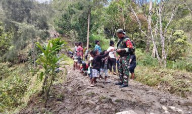 Babinsa Koramil 1710-04/Tembagapura Bersama Warga Gelar Kerja Bakti Bersihkan Jalan dan Lingkungan Kampung