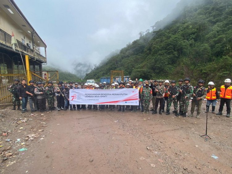Kobarkan Semangat Sambut Peringatan Proklamasi Kemerdekaan NKRI, Koramil 1710-04/Tembagapura Bersama Satgas dan Kepolisian Ajak Warga Kibarkan Bendera Merah Putih