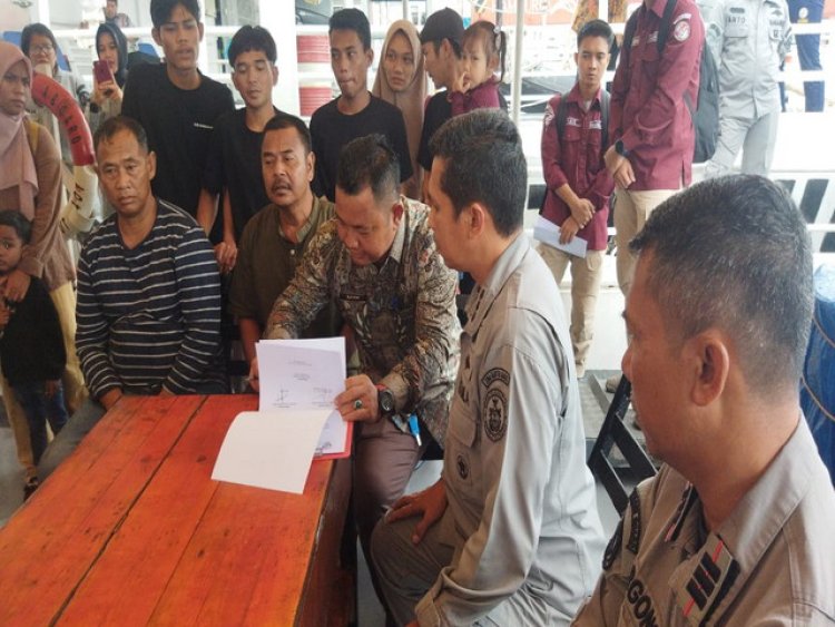 Bakamla RI Jemput Delapan Nelayan Indonesia yang Hanyut ke Perairan Malaysia 