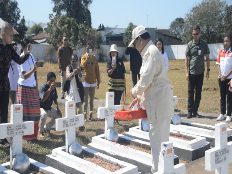 Tiba di Atambua, Menhan Prabowo Ziarah ke TMP Seroja Atambua Mengenang Pahlawan Gugur di Timor Timur
