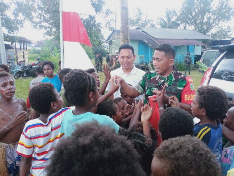 Keceriaan Anak-Anak di Kampung Mawokauw Jaya Saat Babinsa Bagikan Permen
