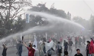 Waduuuhhh....Demo Refleksi Hari Sumpah Pemuda Ke 95 Ricuh, Polisi Semprot Mahasiswa Pake Water Cannon, Mahasiswa Sebut "Raport Merah" Untuk Pemda Pandeglang