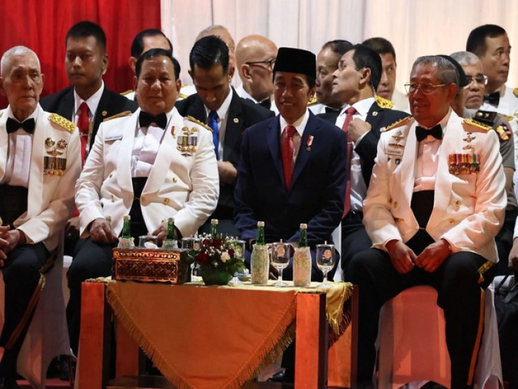 Menhan Prabowo Dampingi Presiden Jokowi Pimpin Upacara Parade Senja di Kemhan