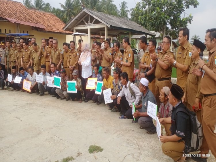 Bupati Pandeglang Serahkan Bantuan Alsintan Ta. 2023 Secara Simbolis.