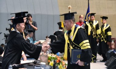 Kepala Bakamla RI Sandang Gelar Doktor, Hingga Predikat Cum Laude