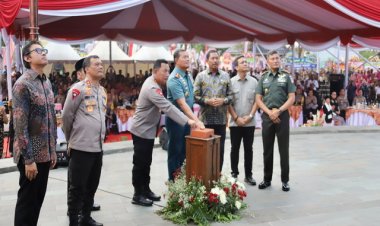 Panglima TNI  Bersama Kapolri Meresmikan Monumen Jenderal Polisi Hoegeng Iman Santoso