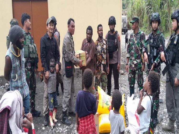 Sambut Bulan Kasih Natal 2023, Koramil 1710-04/Tembagapura Bagikan Sembako Kepada Warga