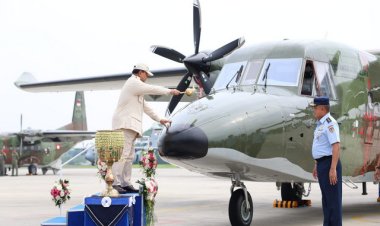 Menhan Prabowo Serahkan 5 Unit Pesawat NC-212i kepada TNI Angkatan Udara