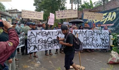 Waduuhh...di Demo Dulu Baru Reaksi, Warga Jampang Tengah Unras Jalan Milik Kabupaten Puluhan Tahun Hancur