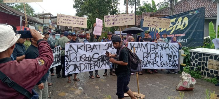Waduuhh...di Demo Dulu Baru Reaksi, Warga Jampang Tengah Unras Jalan Milik Kabupaten Puluhan Tahun Hancur