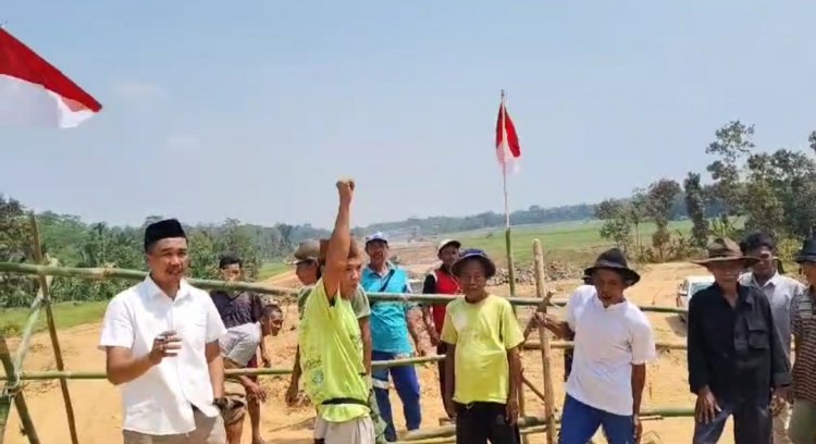 PT Hutama Karya KSO di Nilai Ingkar Janji, Masyarakat dan Pemuda Desa Pasirgadung Kibarkan Sang Merah Putih dan Blokade Jalan Tol Serang Panimbang