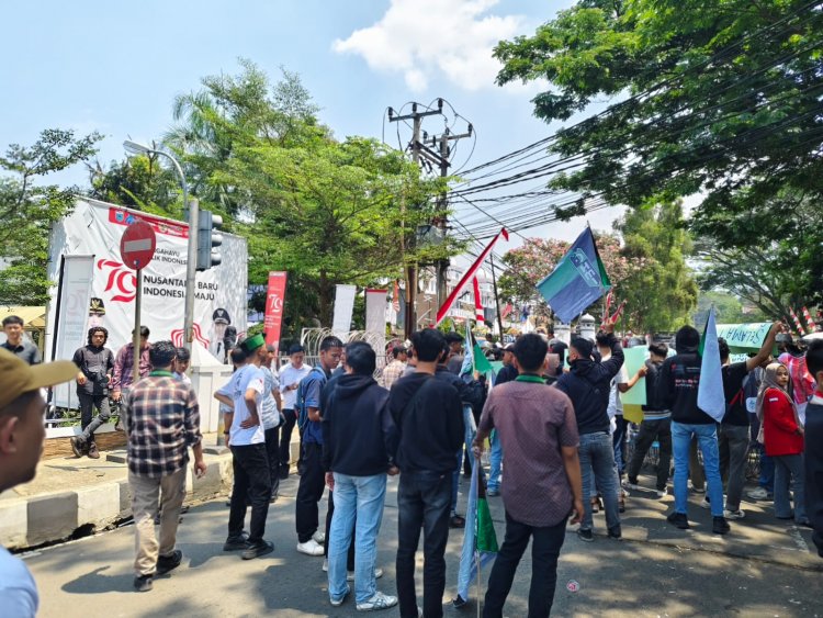 Pelantikan Anggota DPRD Kabupaten Pandeglang, HMI dan GMNI Lakukan Unras, Ini Tuntutannya