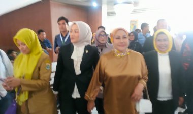 Ratu Atut Hadir di Rapat Paripurna Pelantikan Anggota DPRD Banten 2024-2029