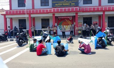 Untuk ke Lima Kalinya MPRN Melakukan Aksi Unras di Depan Rutan Kelas IIB Pandeglang, Kali ini Dengan Teatrikal Mebaca Ayat Suci