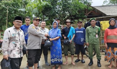 Kapolsek Saketi dan Camat Saketi Berikan Bantuan Korban Banjir  Didesa Langensari