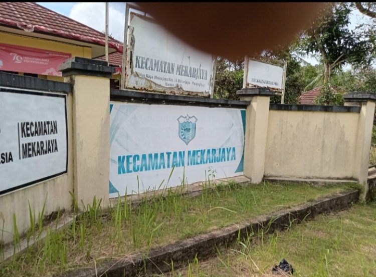 Parah Diduga Kantor Kecamatan Mekar Jaya Kabupaten Pandeglang Tutup Di Jam Kerja Dan Tak Ada Pelayanan Sama Sekali.