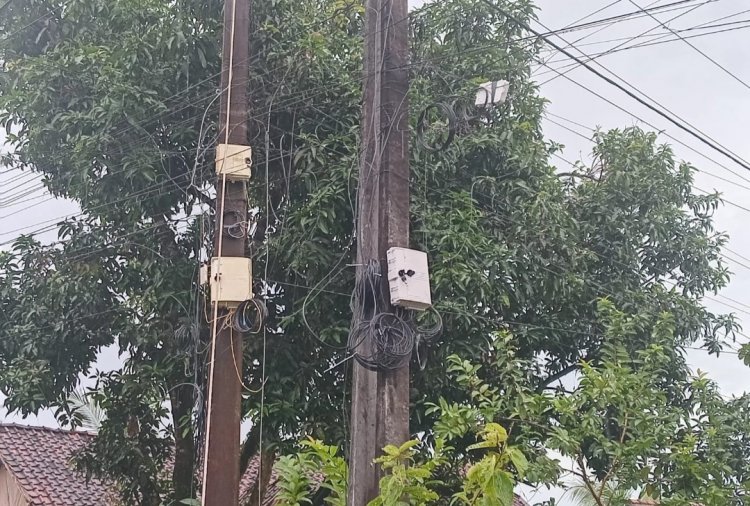 GWI Pandeglang Menyoal, Terkait Kabel & Tiang Jaringan Wifi Diduga Milik PT. Siber Tech Indonesia Berserakan Mengganggu Jalan, Dan Modem Dipasang Pada Tiang Listrik PLN