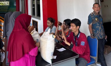 KKM 24 Uniba Ringankan Beban Warga Lewat Distribusi Beras di Kelurahan Kepuh