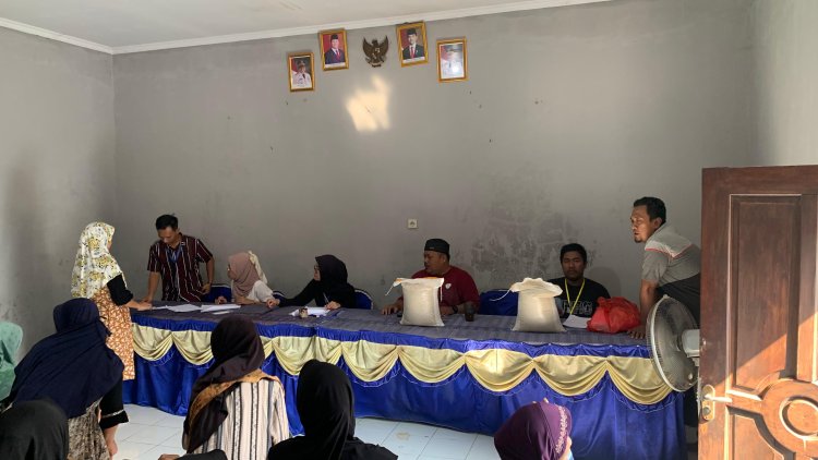 Mahasiswa KKM 31 Turut Sukseskan Pembagian Bansos di Kantor Desa Karyautama