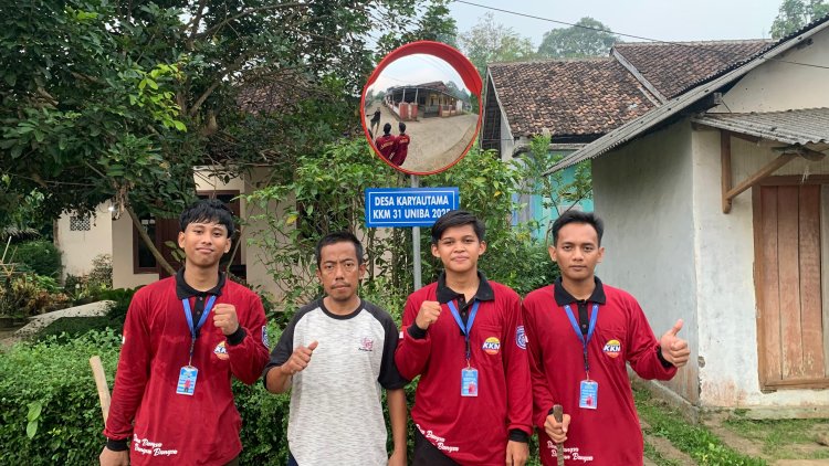 Mahasiswa KKM 31 Pasang Cermin Cembung di Kampung Cilanggawe: Inovasi Teknologi Tepat Guna Demi Keselamatan Warga