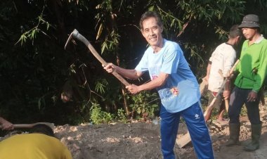 Anggota DPRD Pandeglang Fraksi Demokrat Jai Suryadi Bergotong Royong Bersama Warga Perbaiki Bahu Jalan di Bengras Pasir Gandu, Carita