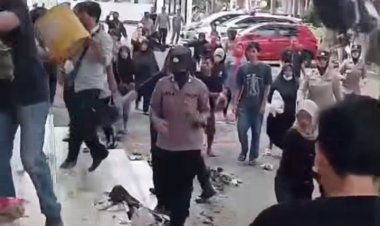 RATUSAN WARGA BANGKONOL GERUDUK KANTOR SETDA, TOLAK IMPOR SAMPAH DARI TANGSEL