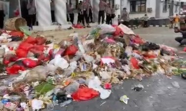 Aksi Protes Warga Bangkonol, Satu Truk Sampah Diturunkan di Depan Kantor Bupati Pandeglang