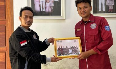 Kepala Desa Karyasari Terima Cenderamata dari Kelompok Kerja Mahasiswa 27 Universitas Bina Bangsa