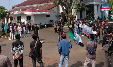 Aksi Unjuk Rasa Penolakan MOU Sampah Kembali Terjadi, HMI Cabang Pandeglang Turun ke Jalan