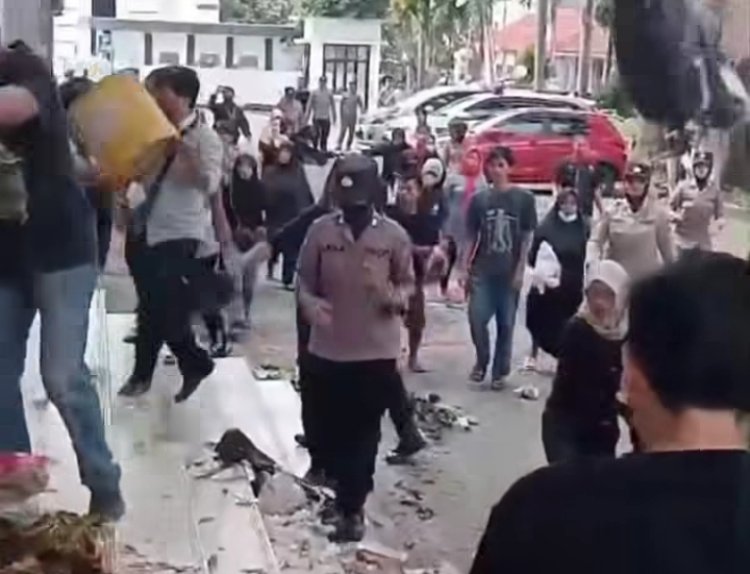 RATUSAN WARGA BANGKONOL GERUDUK KANTOR SETDA, TOLAK IMPOR SAMPAH DARI TANGSEL