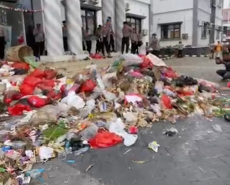 Aksi Protes Warga Bangkonol, Satu Truk Sampah Diturunkan di Depan Kantor Bupati Pandeglang