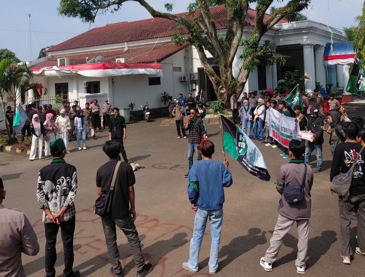 Aksi Unjuk Rasa Penolakan MOU Sampah Kembali Terjadi, HMI Cabang Pandeglang Turun ke Jalan
