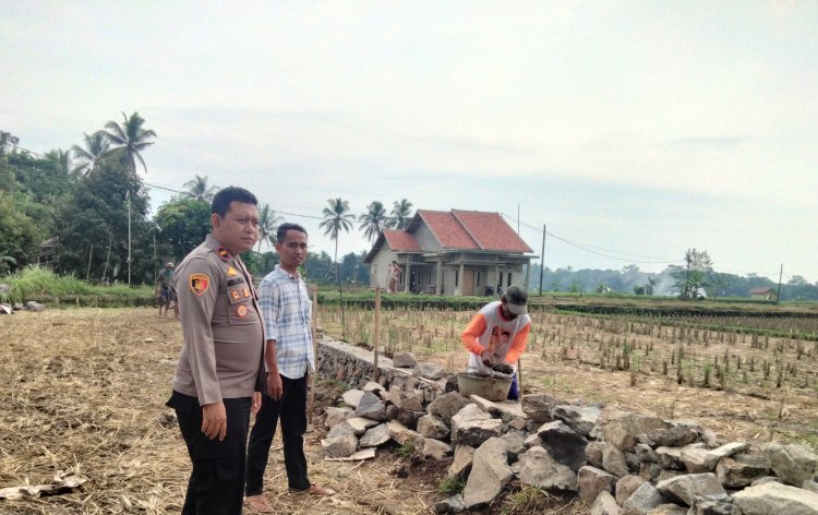 Kapolsek Cikedal Lakukan Monitoring Kegiatan Pembangunan Irigasi Program P3-TGAI