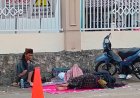 Miris! Penunggu Pasien di RSUD Labuan Tidur di Bahu Jalan, Warga Minta Pemerintah Bertindak