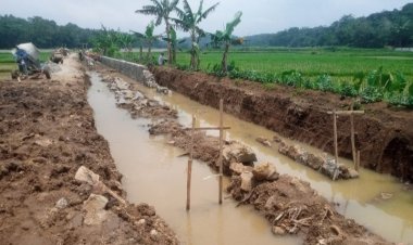Proyek Irigasi, D.I Cukang Sadang Diduga, Gunakan Material Bekas, Tak Pasang Plang Informasi dan Sosialisasi.
