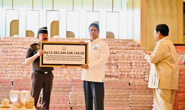 Presiden Prabowo Saksikan Kejagung Serahkan Uang Hasil Korupsi CPO Rp13,25 Triliun ke Kas Negara