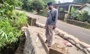 Peleton Pemuda Kritisi Proyek Perbaikan TPT di Jalan Nasional Labuan–Pandeglang Diduga Asal Jadi.