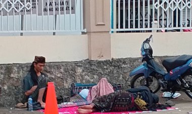 Miris! Penunggu Pasien di RSUD Labuan Tidur di Bahu Jalan, Warga Minta Pemerintah Bertindak