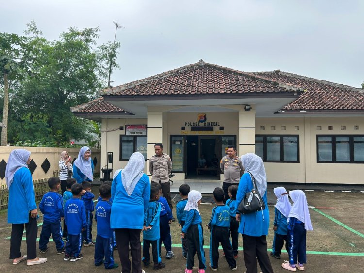 Mendadak Kapolsek Cikedal Diserbu Anak-anak PAUD
