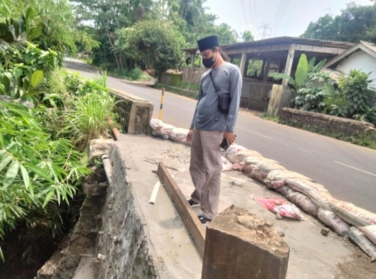 Peleton Pemuda Kritisi Proyek Perbaikan TPT di Jalan Nasional Labuan–Pandeglang Diduga Asal Jadi.
