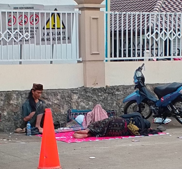 Miris! Penunggu Pasien di RSUD Labuan Tidur di Bahu Jalan, Warga Minta Pemerintah Bertindak