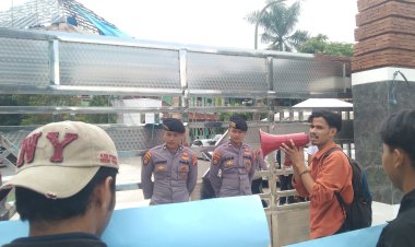 Puluhan Mahasiswa Gelar Aksi di Kantor Kemenag Banten Soroti Dugaan Korupsi Program SBSN dan BKBA