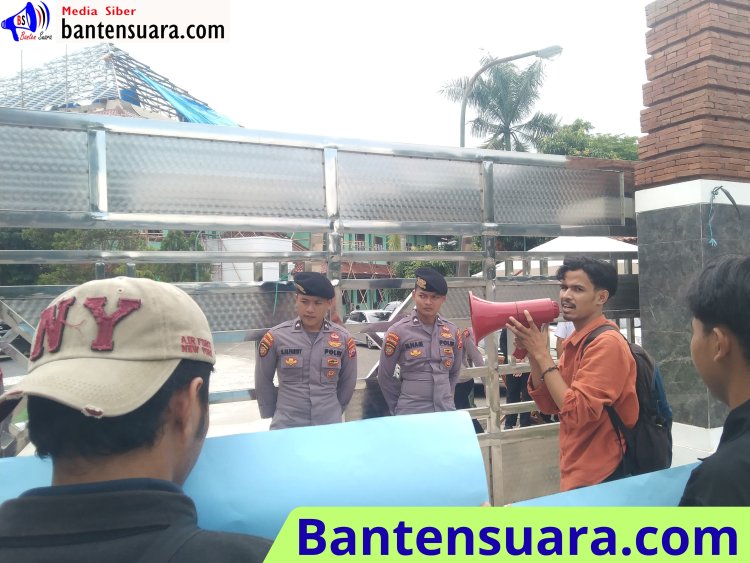 Puluhan Mahasiswa Gelar Aksi di Kantor Kemenag Banten Soroti Dugaan Korupsi Program SBSN dan BKBA