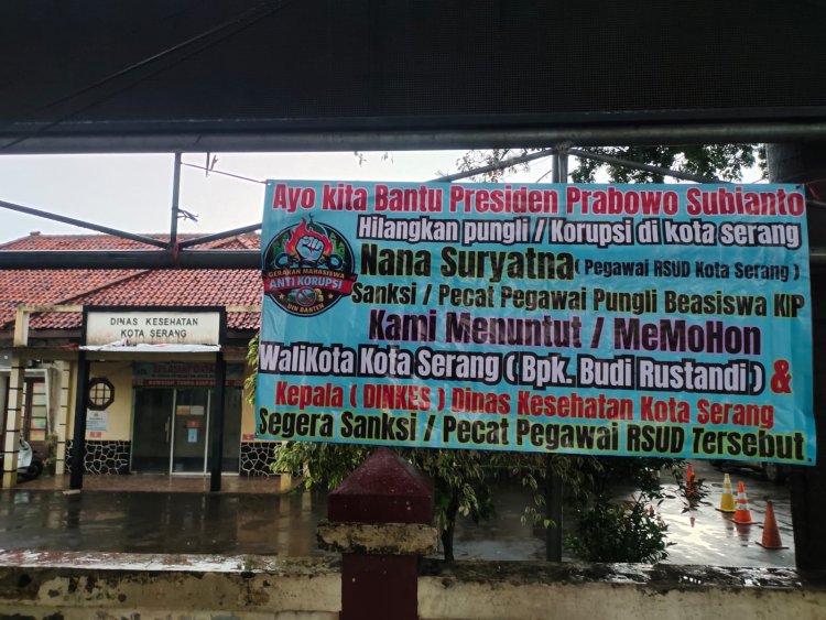 Puluhan Spanduk Desak Kadinkes Kota Serang Tindak Dugaan Pungli Beasiswa KIP