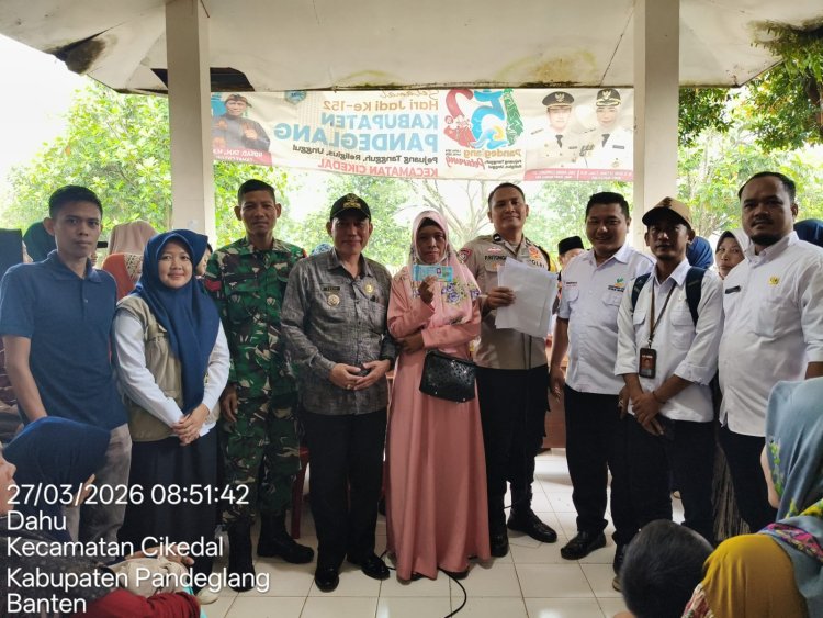 Ratusan Warga Kecamatan Cikedal Cairkan Bansos PKH dan BPNT Tahap I melalui PT Pos Indonesia