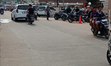 Pengguna Jalan Raya Labuan Keluhkan Parkir di Bahu Jalan Depan RSUD: Setengah Badan Jalan Terpakai, Hak Masyarakat Terlanggar